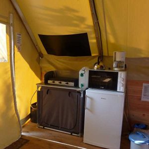 Tente aménagée en Provence-Alpes-Côte dAzur, avec kitchenette et décor chaleureux.