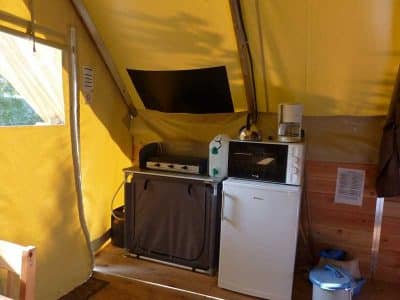 Tente aménagée en Provence-Alpes-Côte dAzur, avec kitchenette et décor chaleureux.