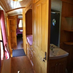 Intérieur dun hébergement insolite en Auvergne-Rhône-Alpes, avec bois chaleureux et salle de bain.