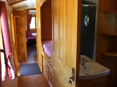 Intérieur dun hébergement insolite en Auvergne-Rhône-Alpes, avec bois chaleureux et salle de bain.