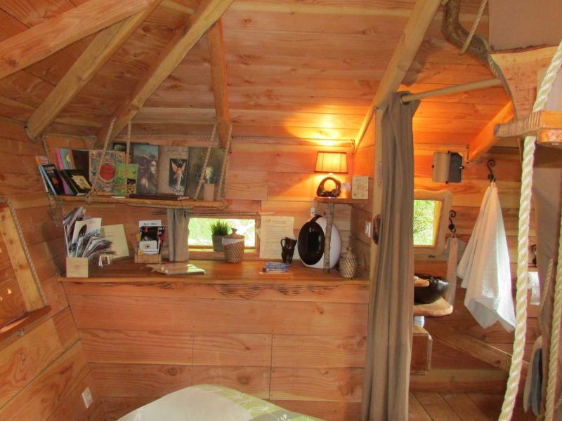Cabane en bois chaleureuse avec un intérieur en bois et des espaces de rangement.