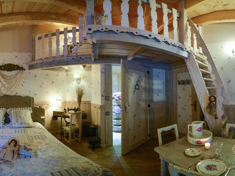 Chalet cosy avec mezzanine, décor champêtre et lumière douce. Parfait pour un séjour romantique.