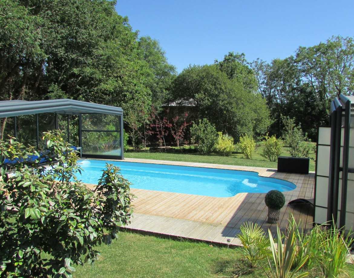Hébergement insolite en Bretagne avec piscine extérieure et verdure environnante.