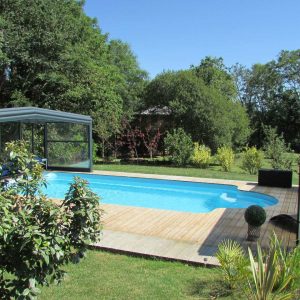 Hébergement insolite en Bretagne avec piscine extérieure et verdure environnante.