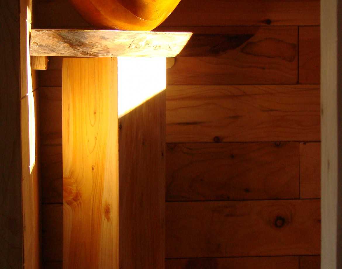 Hébergement insolite en bois dans le Languedoc-Roussillon, avec un lavabo en bois sculpté.