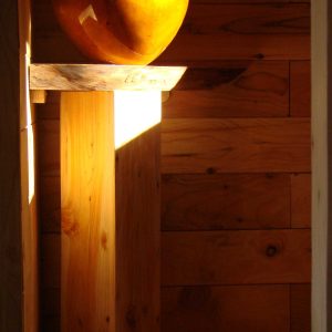 Hébergement insolite en bois dans le Languedoc-Roussillon, avec un lavabo en bois sculpté.