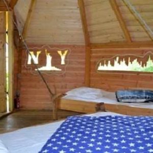 Hébergement insolite en Pays de la Loire : intérieur en bois avec lits confortables.