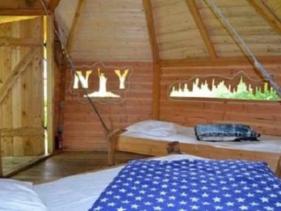 Hébergement insolite en Pays de la Loire : intérieur en bois avec lits confortables.