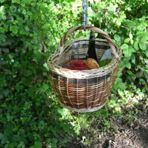 Panier suspendu dans la nature, rempli de produits locaux, en Pays de la Loire.
