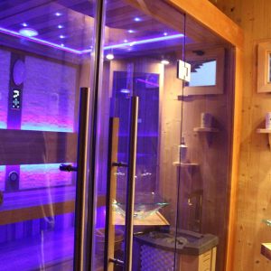 Sauna en bois avec éclairage LED, offrant une expérience relaxante en Auvergne-Rhône-Alpes.