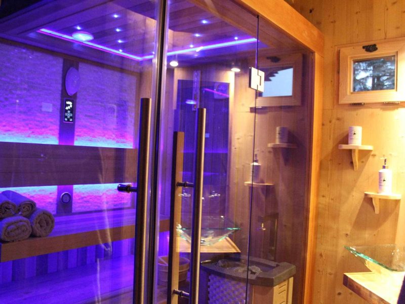 Sauna en bois avec éclairage LED, offrant une expérience relaxante en Auvergne-Rhône-Alpes.