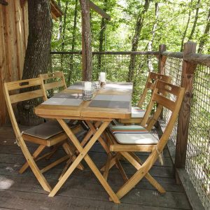 Cabane dans les arbres en Auvergne-Rhône-Alpes, avec une terrasse en bois et vue sur la forêt.