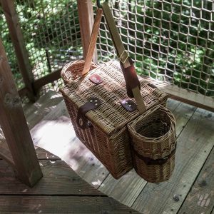 Panier en osier suspendu, hébergement insolite en pleine nature en Auvergne-Rhône-Alpes.
