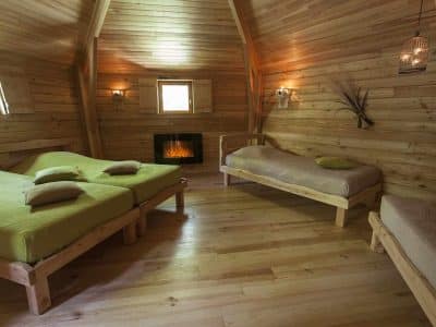 Chalet en bois chaleureux avec lits confortables et ambiance cosy à Auvergne-Rhône-Alpes.