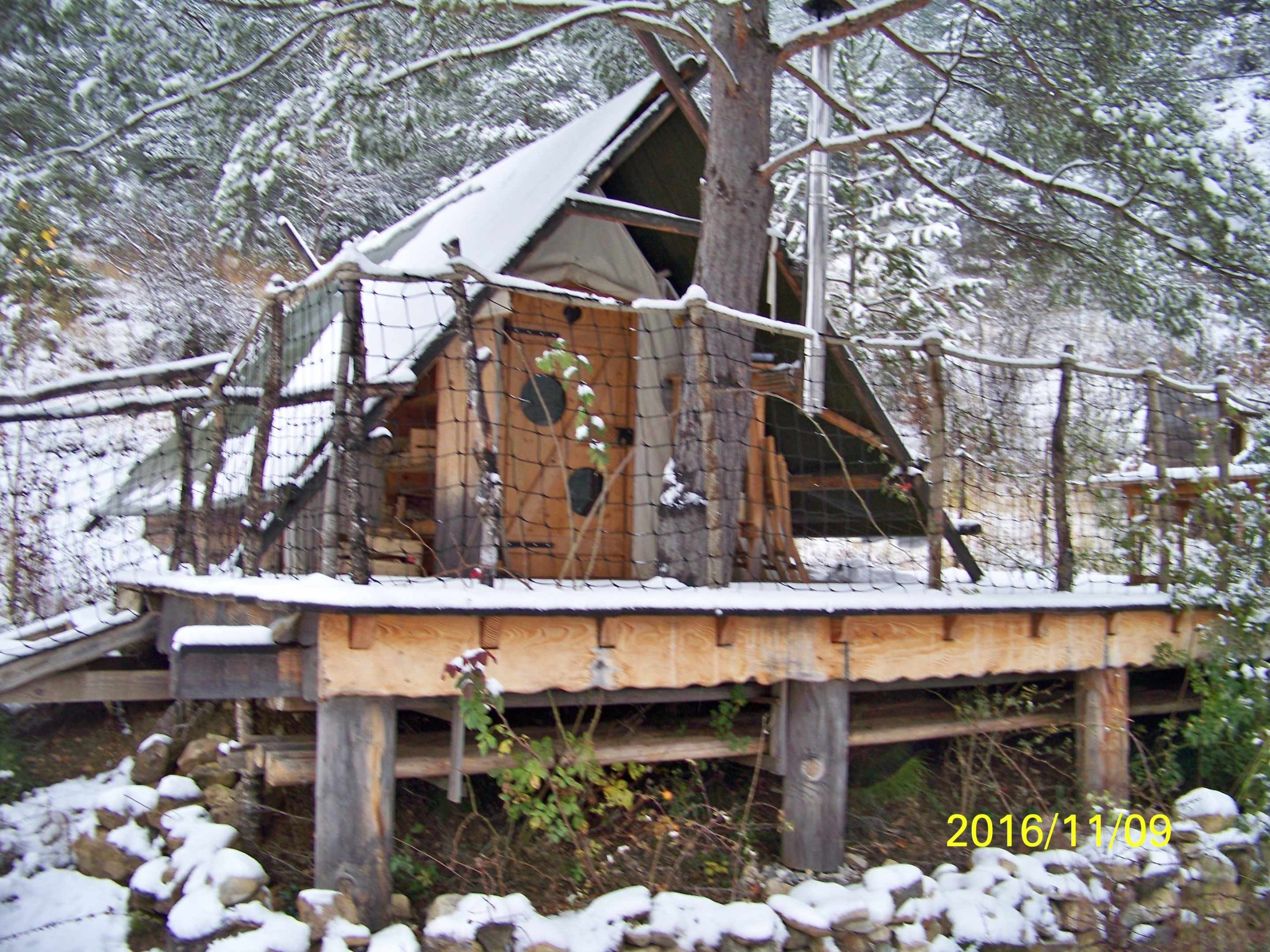 100_3158 Cabane en bois sur pilotis, entourée de neige, au cœur de lAuvergne-Rhône-Alpes.