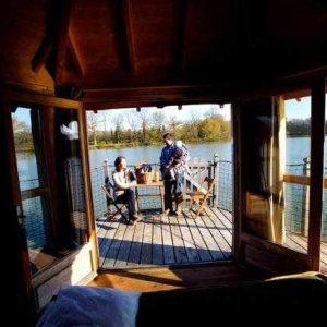 Cabane sur pilotis avec vue sur le lac, idéale pour un séjour romantique.