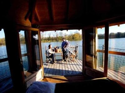 Cabane sur pilotis avec vue sur le lac, idéale pour un séjour romantique.