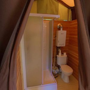 Toile de tente avec salle de bain moderne, hébergement insolite en Languedoc-Roussillon.