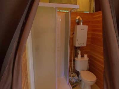 Toile de tente avec salle de bain moderne, hébergement insolite en Languedoc-Roussillon.