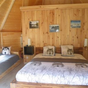 Hébergement insolite en bois à Champagne-Ardenne, décor chaleureux avec motifs animaliers.