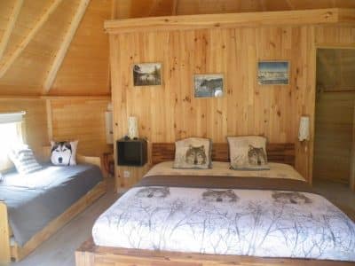 Hébergement insolite en bois à Champagne-Ardenne, décor chaleureux avec motifs animaliers.