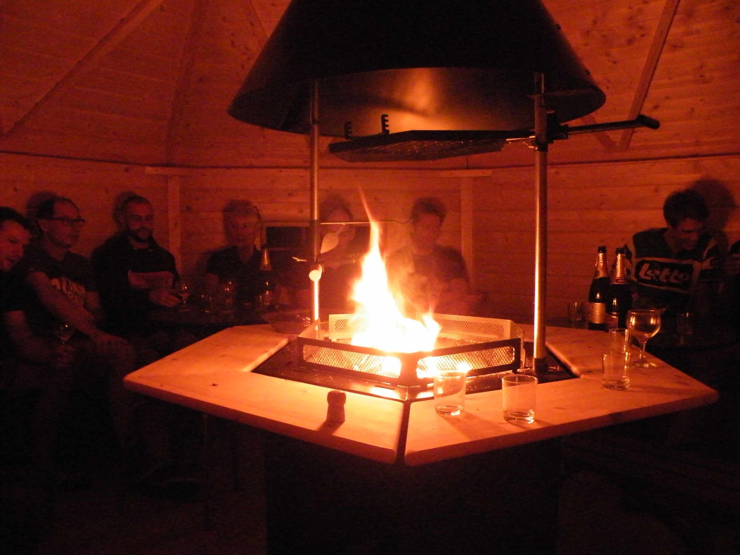 DSCF9537 Hébergement insolite en Champagne-Ardenne, avec un espace convivial autour dun feu central.