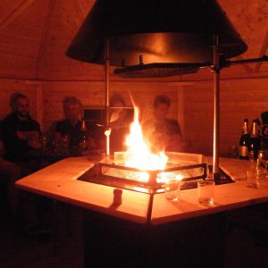 Hébergement insolite en Champagne-Ardenne, avec un feu central et des convives autour.