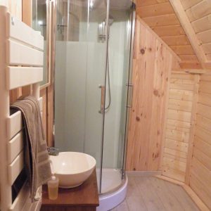 Salle de bain moderne dans un hébergement insolite en bois à Champagne-Ardenne.