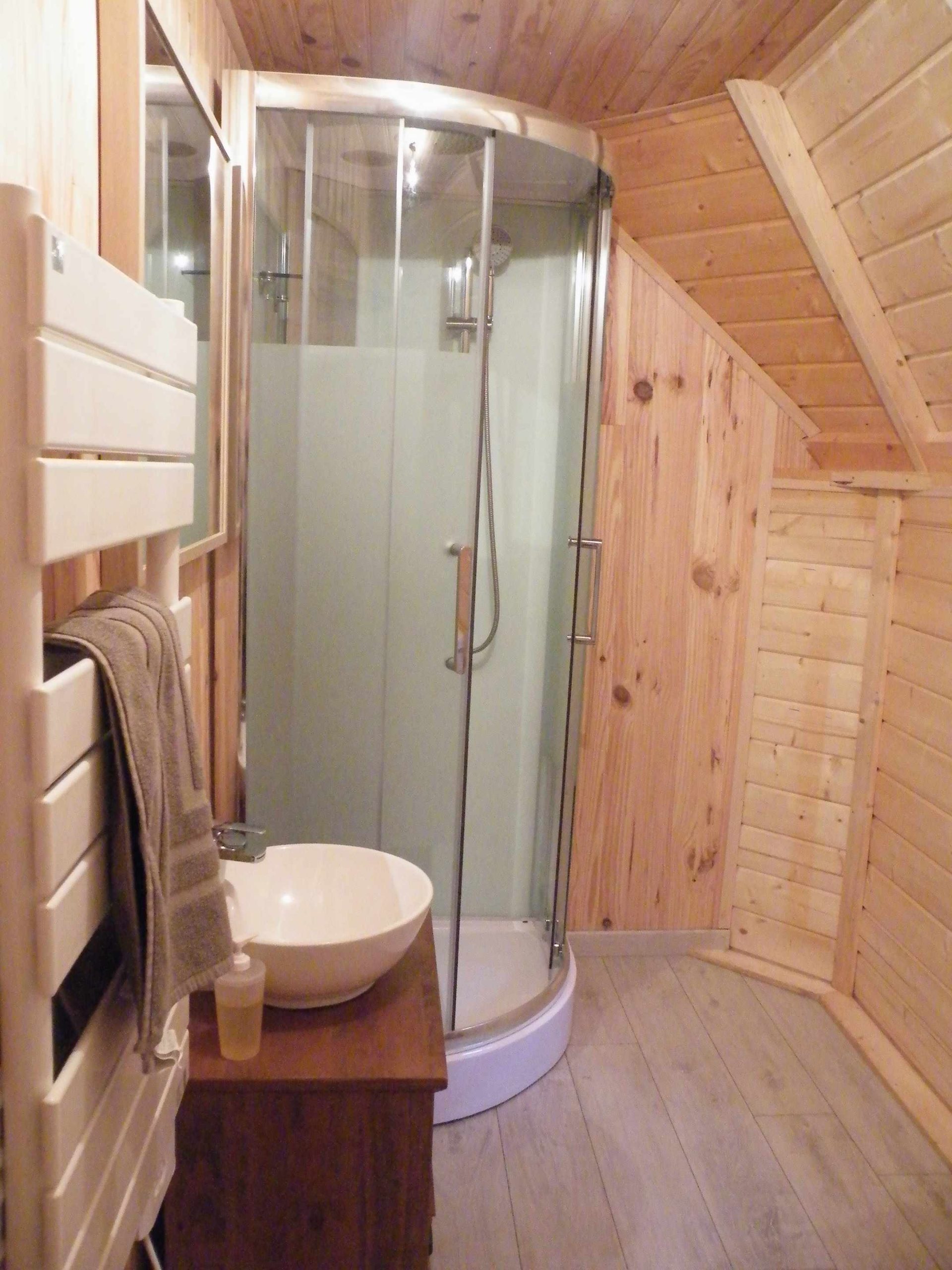 DSCF9636 Salle de bain moderne dans un hébergement insolite en bois à Champagne-Ardenne.