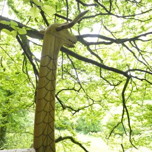 Cabane perchée en Haute-Normandie, ornée dune sculpture de girafe en bois.