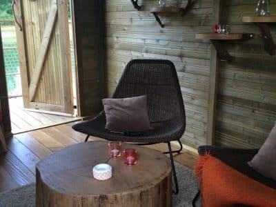 Cabane en bois à Ile-de-France, avec un salon cosy et une porte en forme de cœur.