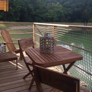 Cabane sur pilotis en Île-de-France, avec terrasse en bois et vue sur leau.
