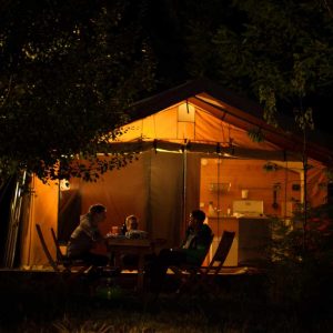 Tente safari lumineuse à Languedoc-Roussillon, idéale pour des soirées en famille.