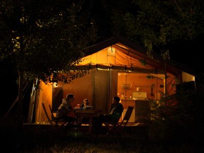 Tente safari lumineuse à Languedoc-Roussillon, idéale pour des soirées en famille.