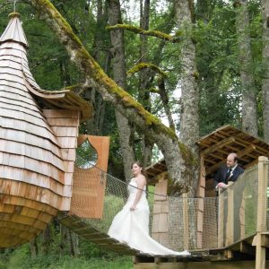 Cabane perchée en bois, suspendue entre les arbres, idéale pour un séjour romantique.