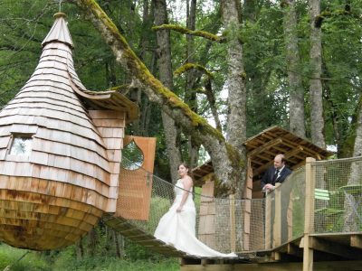 Cabane perchée en bois, suspendue entre les arbres, idéale pour un séjour romantique.