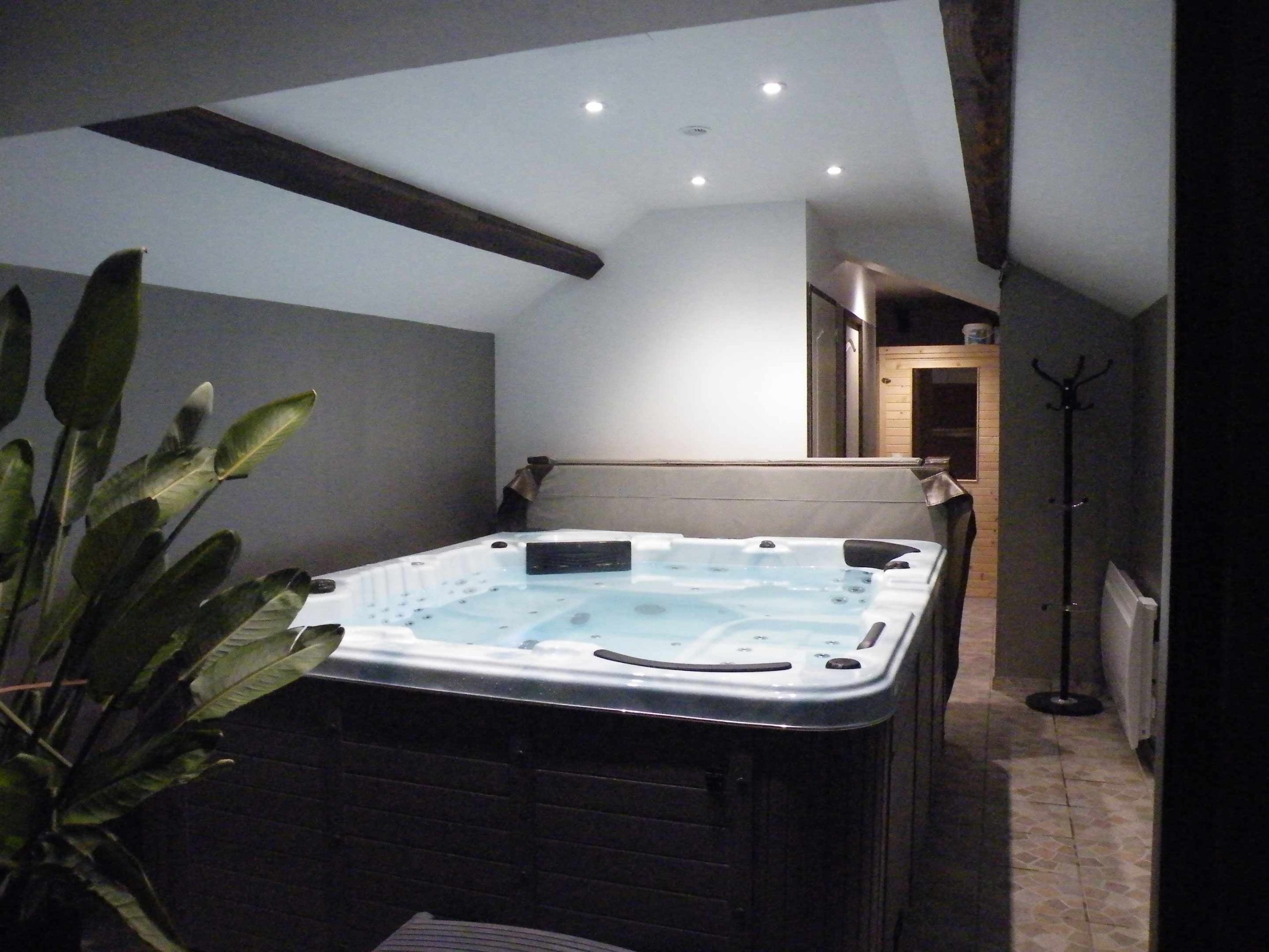 kotas interieurs 046 Hébergement insolite en Champagne-Ardenne avec jacuzzi et ambiance moderne.