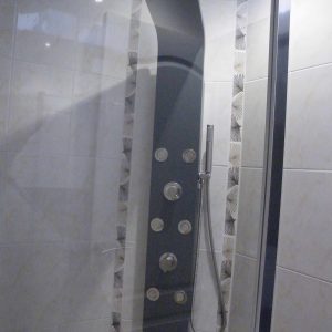 Douche moderne dans un hébergement insolite à Champagne-Ardenne. Élégance et confort.