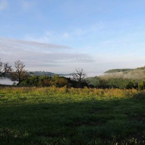 Hébergement insolite en Limousin, avec vue panoramique sur la vallée brumeuse.