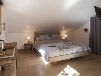 Chambre cosy en hébergement insolite, avec lit double et lumière douce.