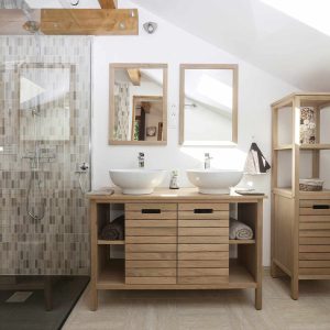 Salle de bain moderne dun hébergement insolite en Auvergne-Rhône-Alpes, avec vasques en céramique.