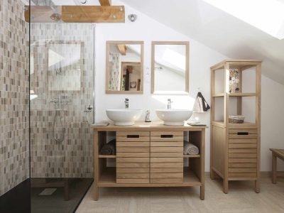 Salle de bain moderne dun hébergement insolite en Auvergne-Rhône-Alpes, avec vasques en céramique.