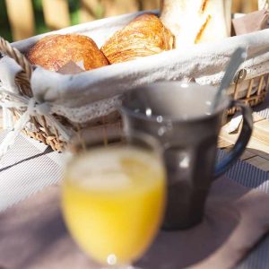 Hébergement insolite en Auvergne-Rhône-Alpes avec petit-déjeuner gourmand et boissons.