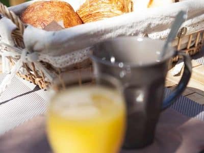 Hébergement insolite en Auvergne-Rhône-Alpes avec petit-déjeuner gourmand et boissons.