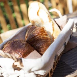 Panier de viennoiseries dans un hébergement insolite en Auvergne-Rhône-Alpes.