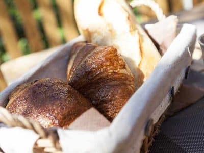 Panier de viennoiseries dans un hébergement insolite en Auvergne-Rhône-Alpes.