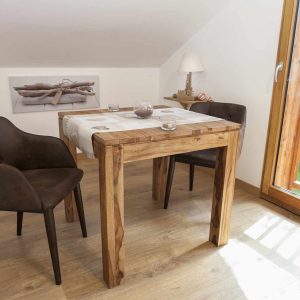 Hébergement insolite en Auvergne-Rhône-Alpes, avec une table en bois et vue sur la nature.