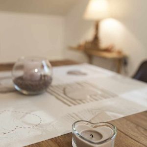 Hébergement insolite en Auvergne-Rhône-Alpes avec une ambiance chaleureuse et décor cosy.