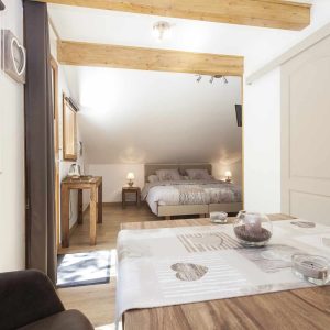 Chalet cosy en Auvergne-Rhône-Alpes, avec lit douillet et lumière naturelle.