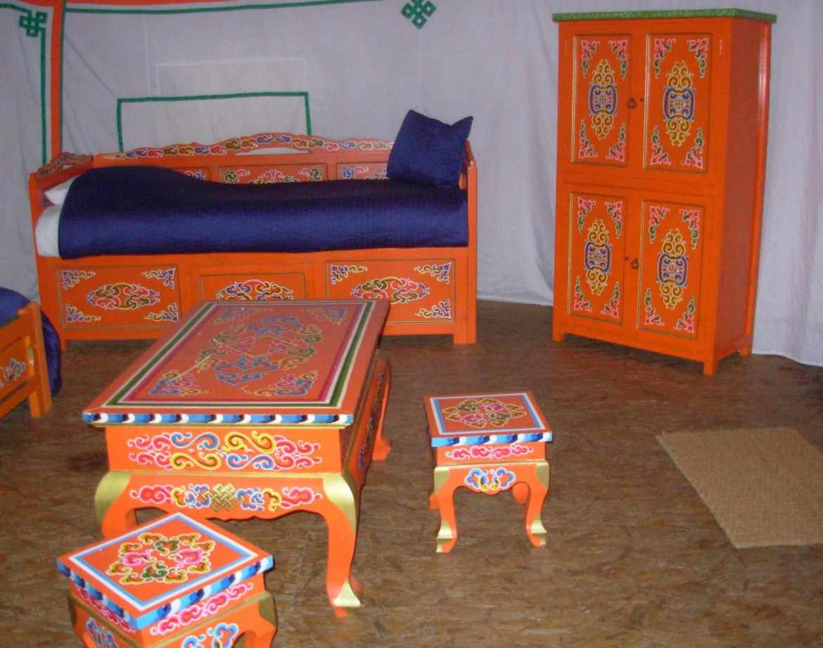 Hébergement insolite en yourte colorée avec mobilier traditionnel peint à la main.